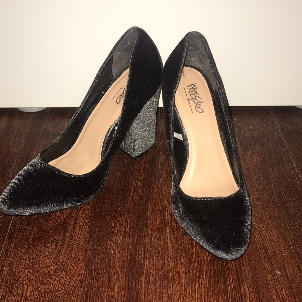 *Fall Steal* Dark grey/silver faux suede heels.
